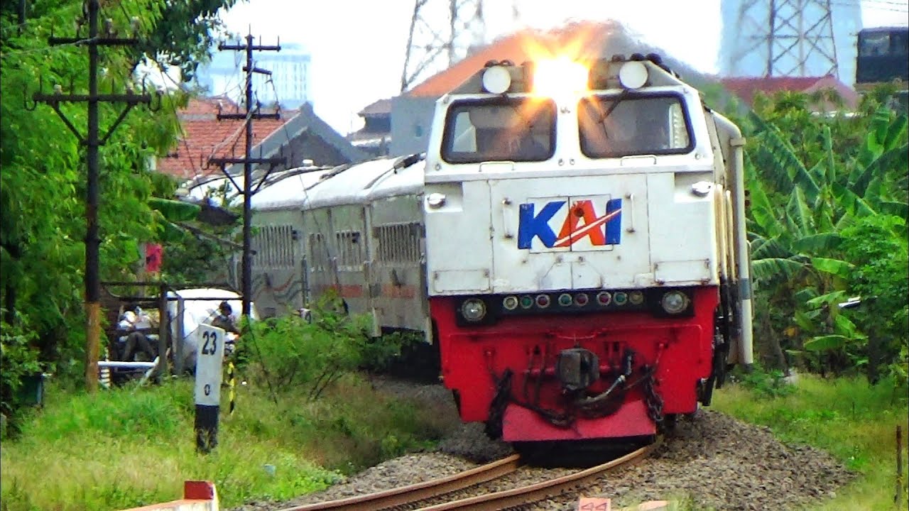 NYARIS SAJA!!! MELIHAT KERETA API NGEBUT MUNCUL MENDADAK DI TIKUNGAN TOL SUMO SEPANJANG