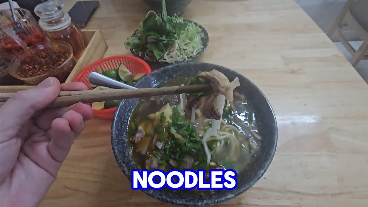 Trying Bún Bò Huế in Da Lat 🇻🇳🍜 | Vietnam Noodle Soup