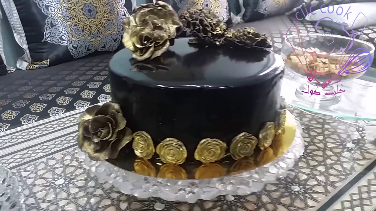 طورطة راقية كيك الشوكولاته بموس الفراولة مع كلاصاج لامع / Chocolate cake