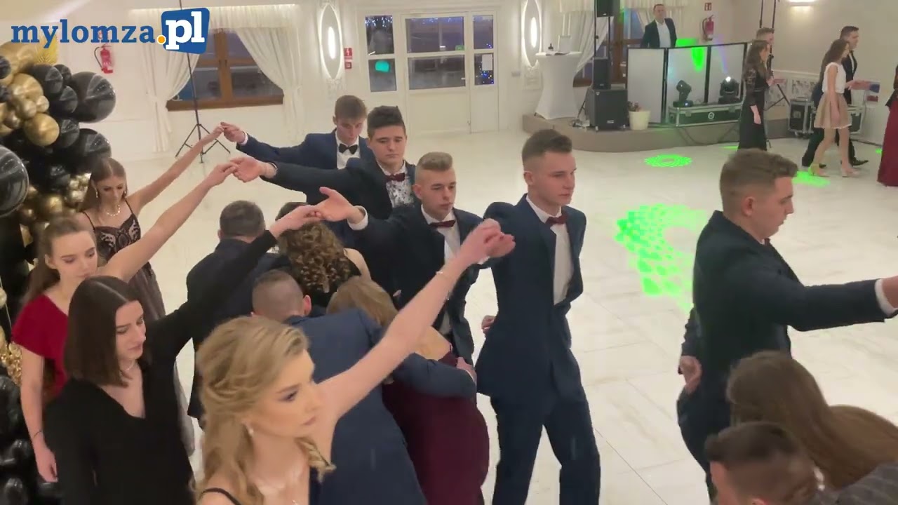 Uczniowie ZSCKR w Marianowie na balu studniówkowym 2022