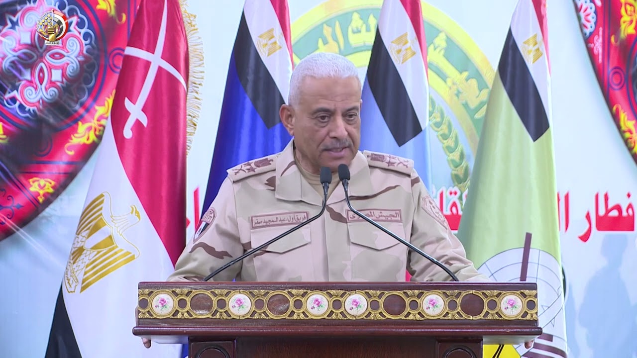الفريق أول عبد المجيد صقر يشارك مقاتلى الجيش الثالث الميدانى وقوات شرق القناة تناول وجبة الإفطار