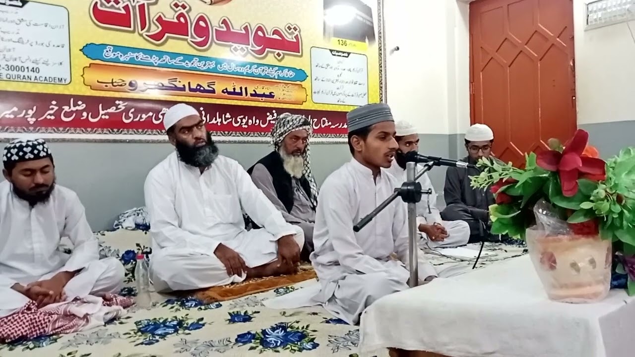 مدرسے کا طالب العلم قاری عبد الرافع سومرو تلاوت قرآن پاک کرتے ہوئے 