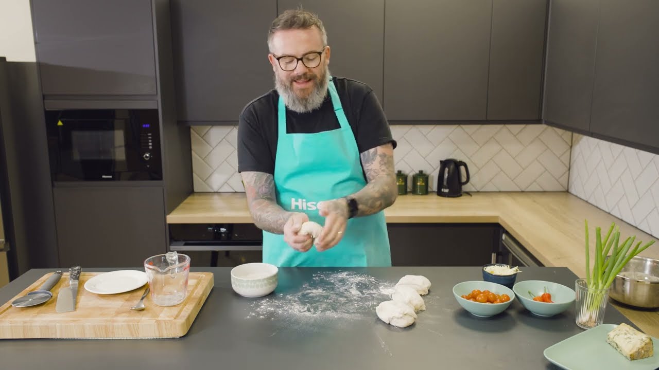 Matt Healy makes his favourite pizza in the Hi6 BlackLine PizzaChef Oven