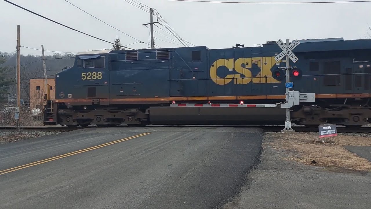 CSX 5288 with an Awesome K5HLB roars through Blauvelt NY