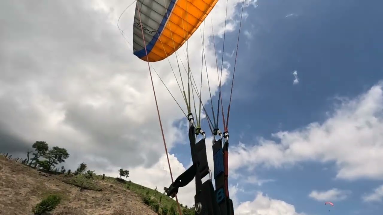 Pioneros del Parapente en El Salvador, volando en Tamanique antes de la lluvia