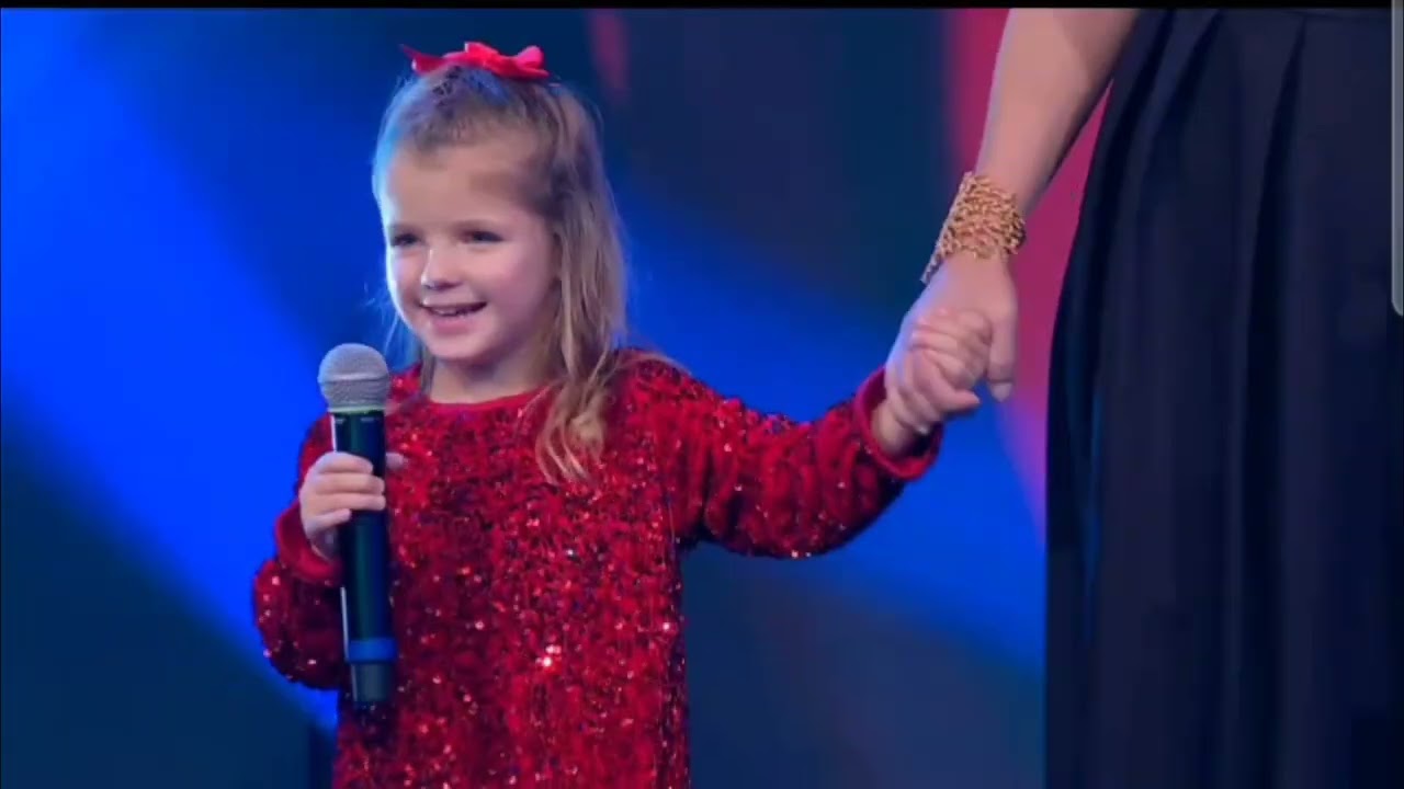 Blas Piñon cantando con sus hijas y nietos en TVG.