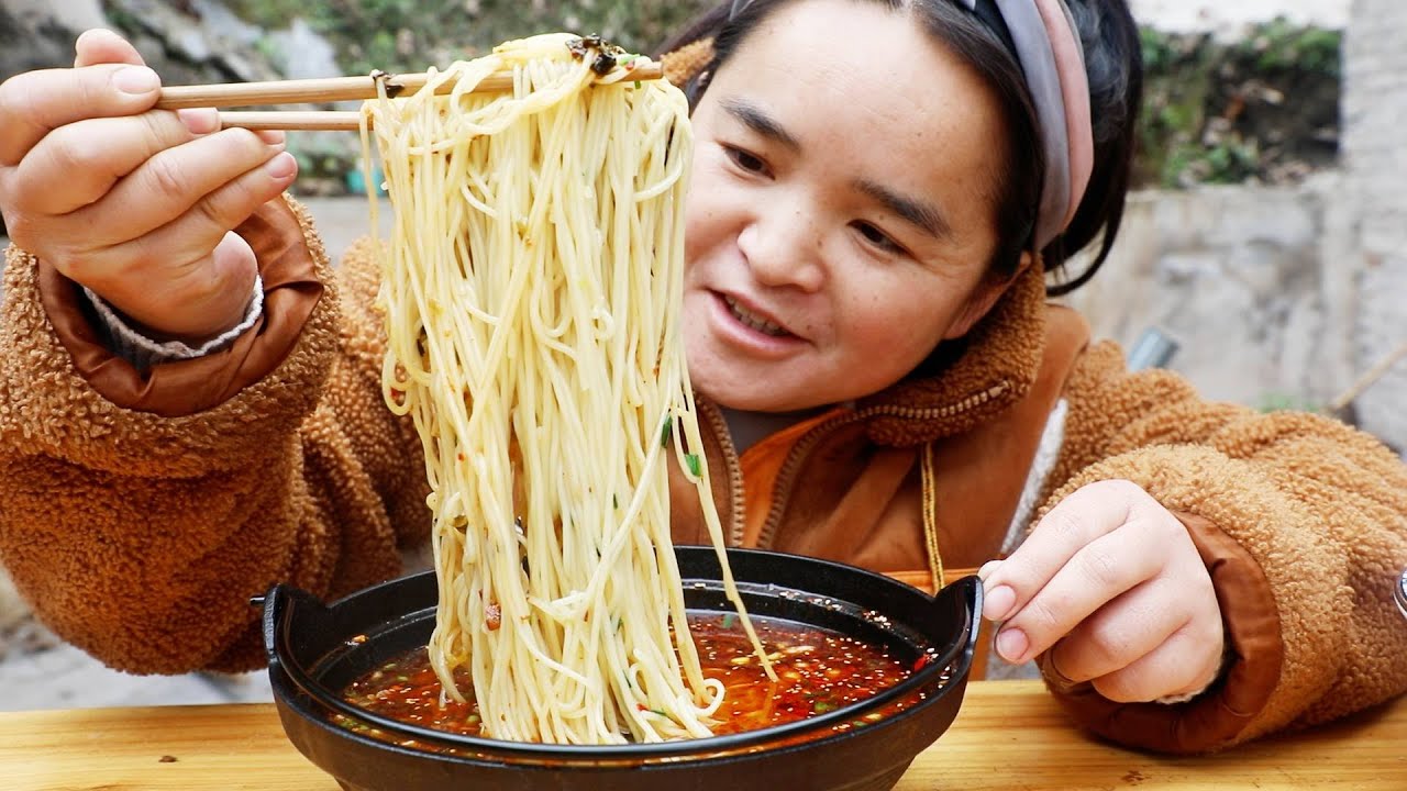 苗大姐下地干活，小朱做拿手菜，酸菜肉丝面，3分钟吃完一锅面条【苗阿朵美食】