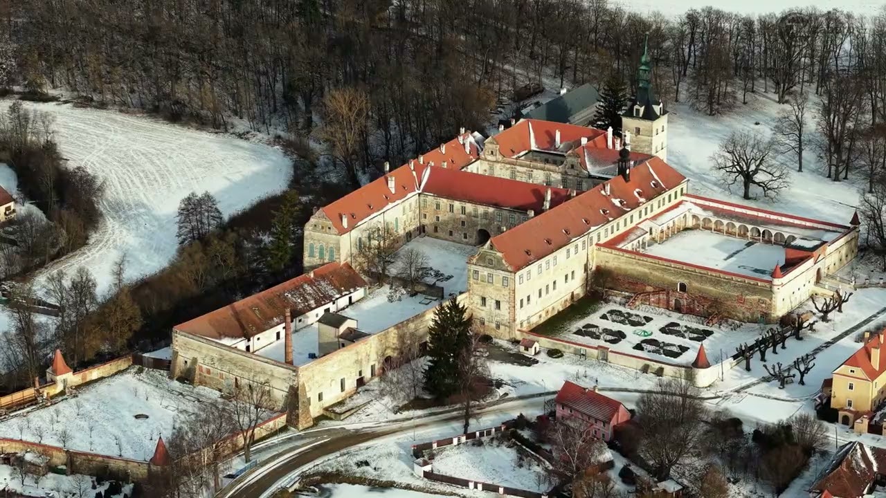 Zámek Uherčice – Vranovská přehrada.