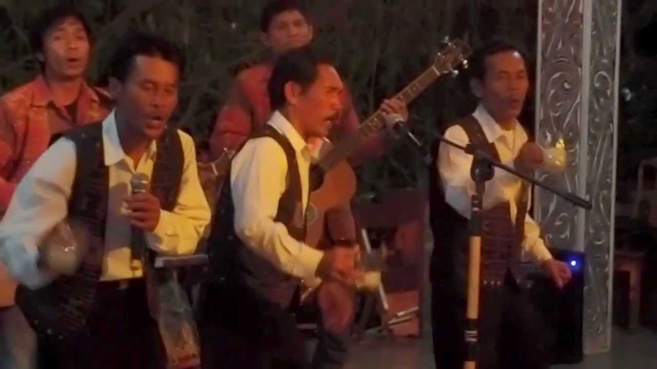 Batak music--performers toasting
