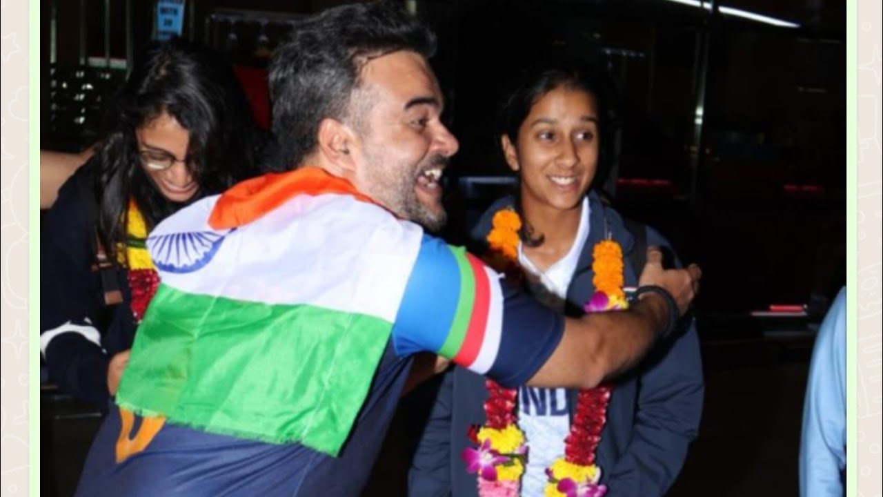 Proud Moment!! 😍 Our Champ Smriti Mandhana Back to Mumbai 💖📸✈️
