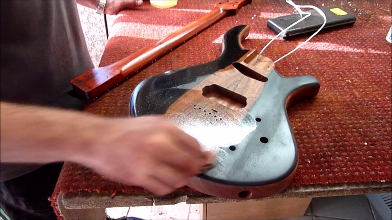 Stage de fabrication guitare à l'atelier PMC Guitares : Sculpture manche & finition