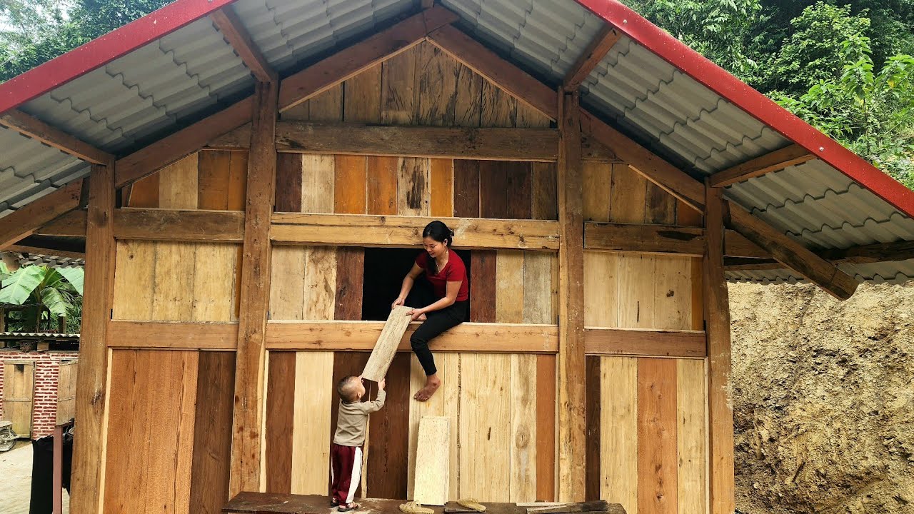 An & Bảo have put together the final planks to complete their beautiful and sturdy wooden house.