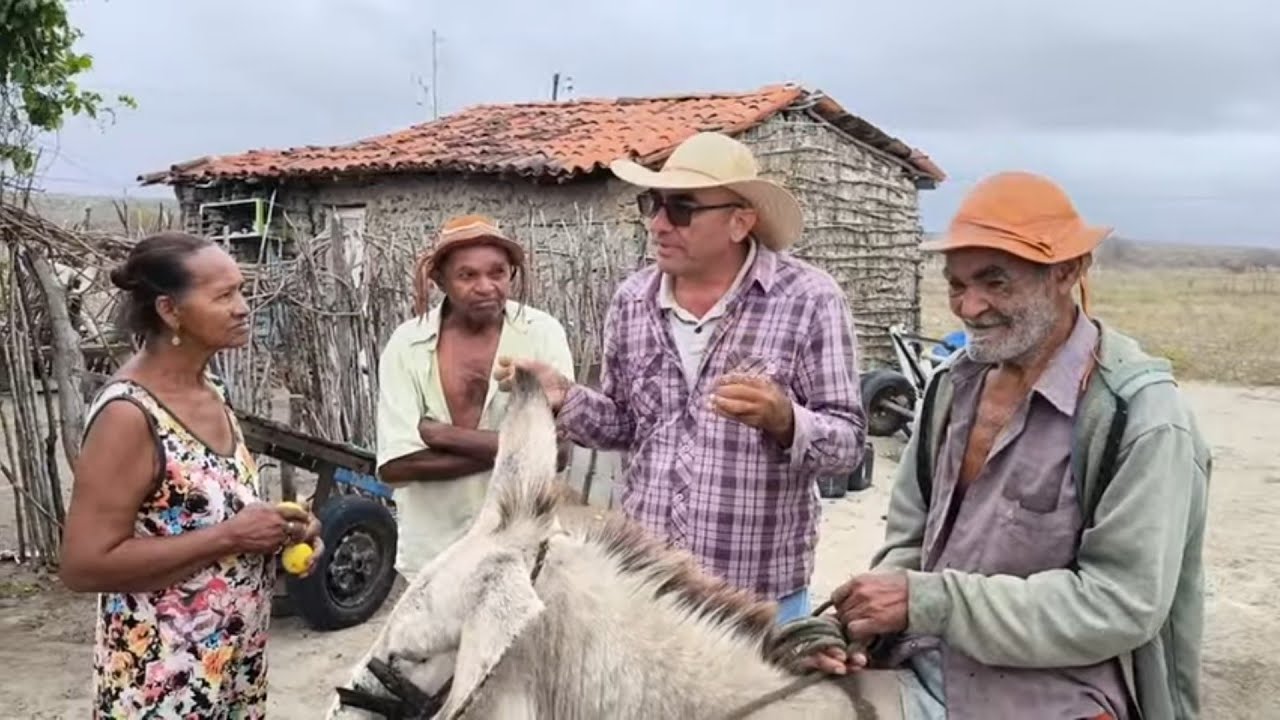 REPÓRTER MATUTO VISITANDO SEU FOLHINHA E DONA ONORINDA UM CASAL GUERREIRO DO SERTÃO PERNAMBUCANO.