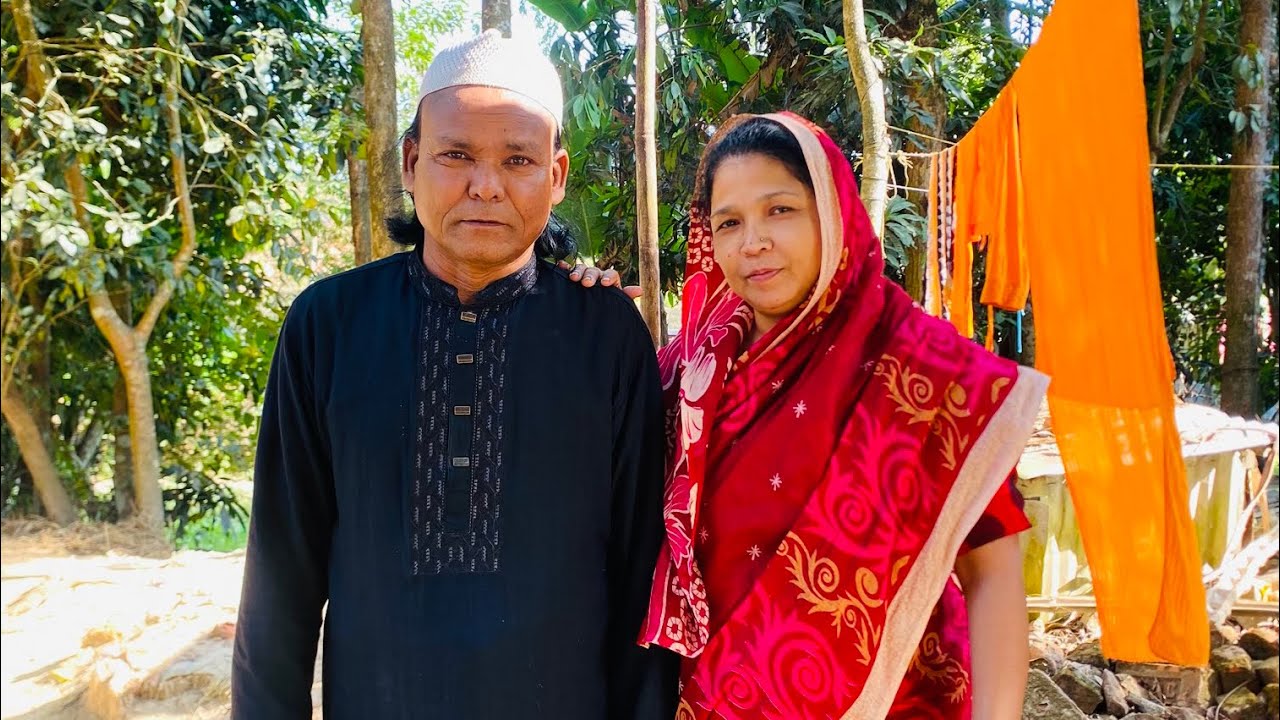 আম্মার বেয়াইর বাড়ি থাকি কুটুম আইরা এর লাগি শাড়ি ফিন্দিছন। 