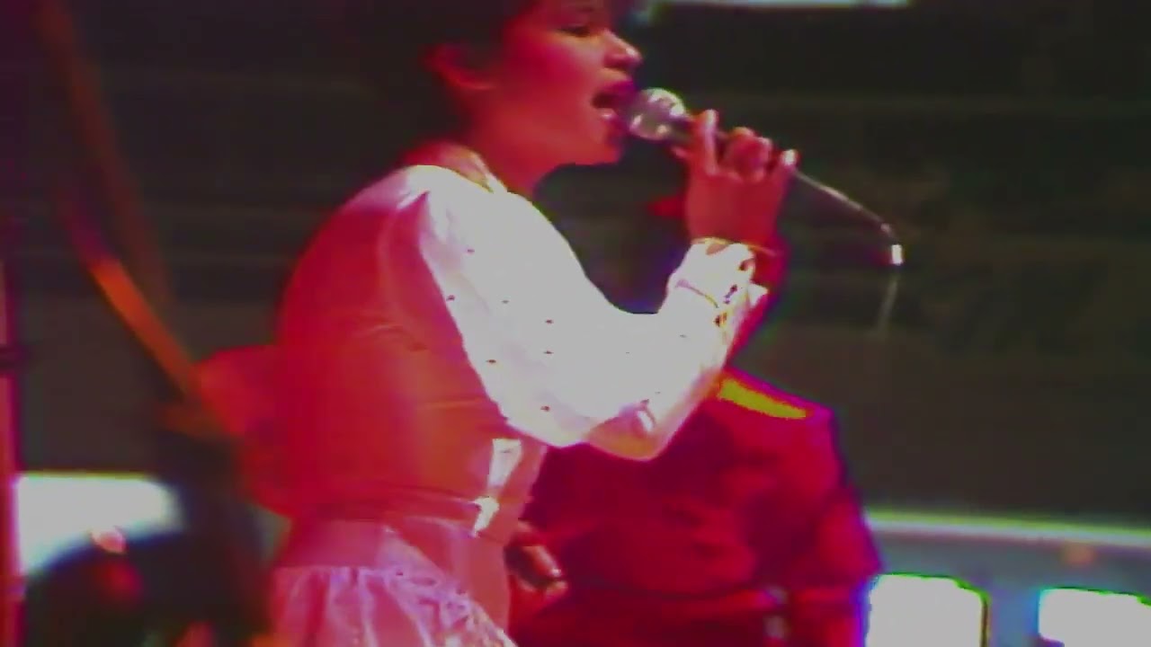 Selena y Los Dino's - Dame Un Beso