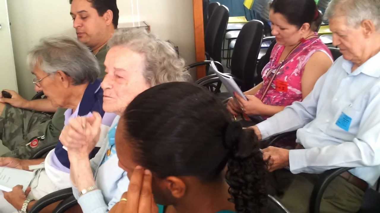 Sessão de musicoterapia com pacientes de Alzheimer