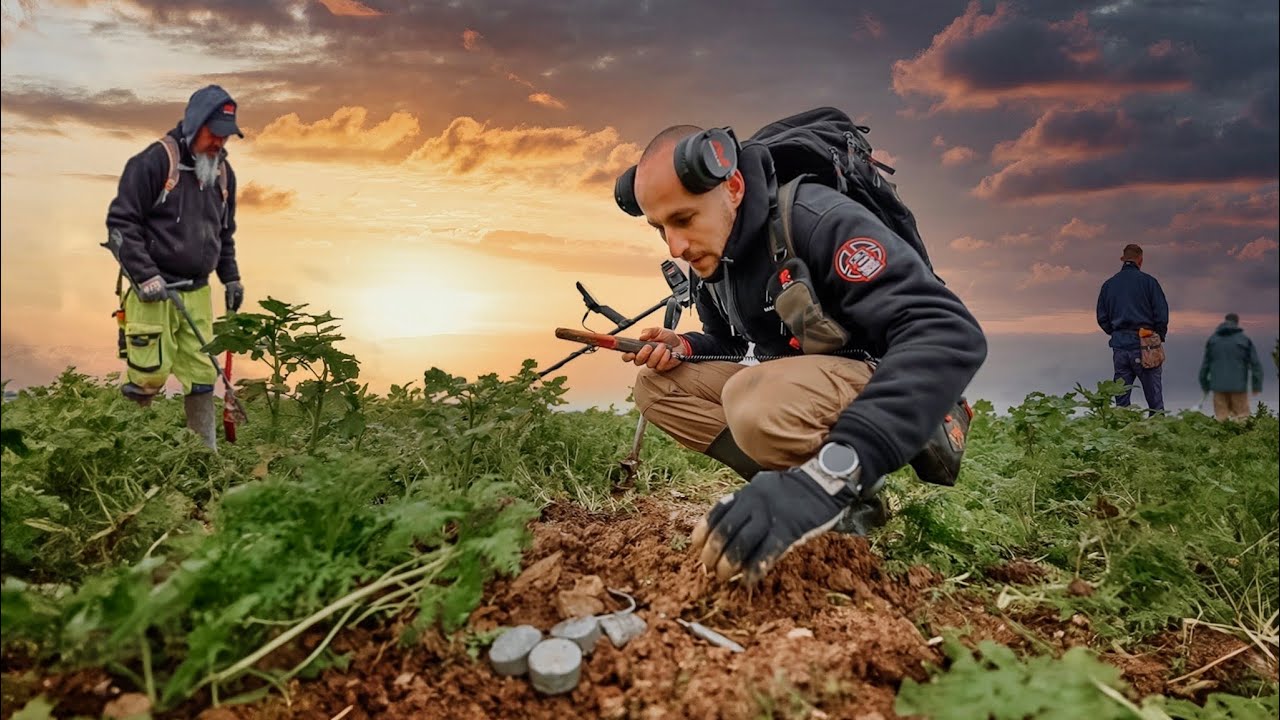 INCREDIBLE DISCOVERIES WITH ARCHAEOLOGISTS! [Metal Detecting]