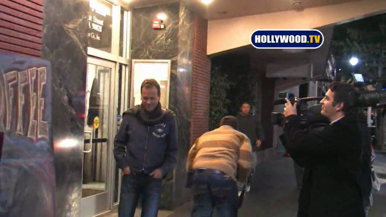 Kiefer Sutherland Takes Pictures With Fans