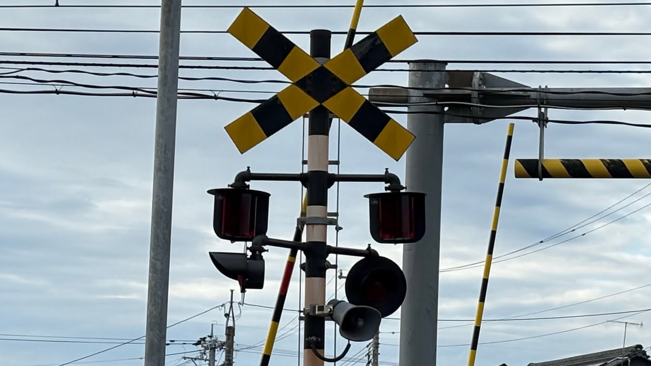 福井鉄道　スピーカーの位置が低めの踏切