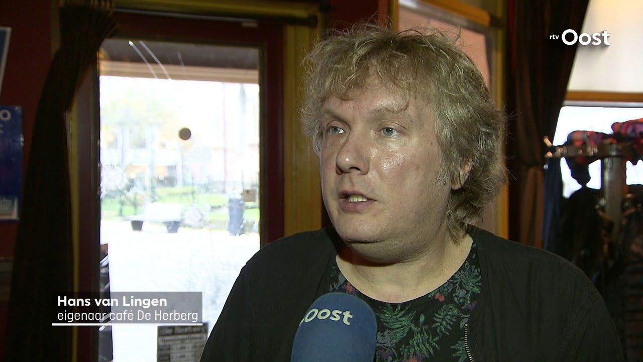Beelden van man die met hakbijl caf&eacute; in Ommen aanvalt