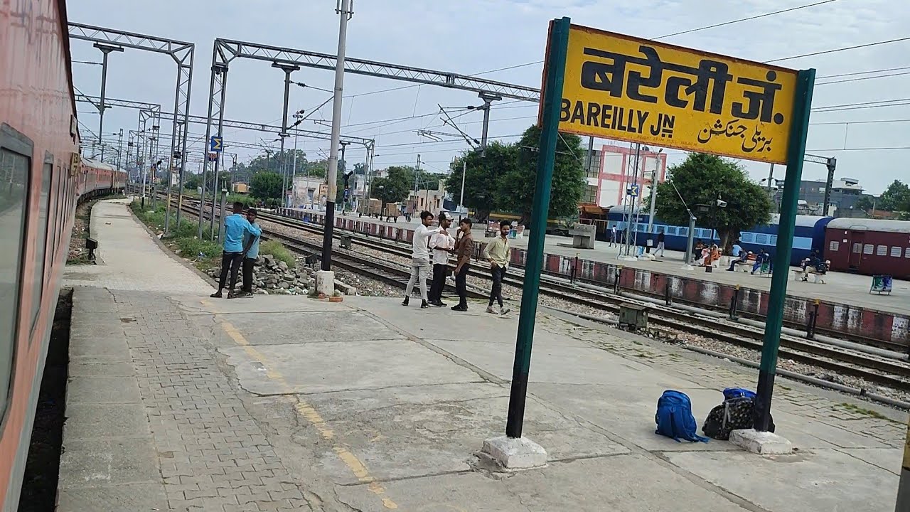 बरेली जंक्शन से निकलकर शहर के बीच से निकलती हुई हमसफर एक्स्प्रेस।