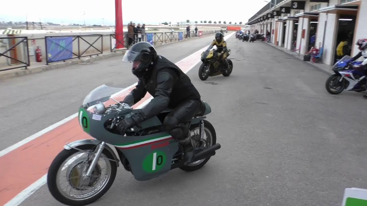 Benelli 250/4, offene Megafone bei 19000 U, zu laut f&uuml;r deutsche Strecken