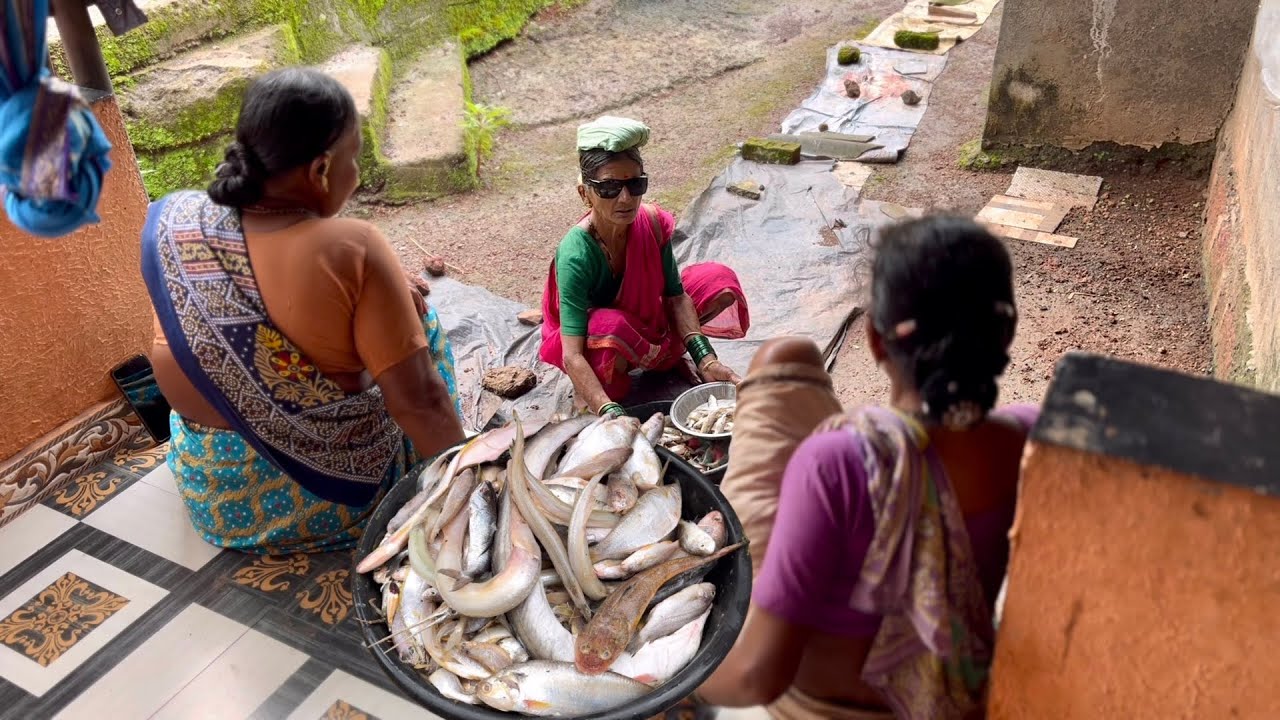 डोल्यांचा ॲापरेशन झालय तरीपण आये आज म्हावरा घेऊन ईकाय आलय । शेलभेल म्हावरा कोकणातील पावसाळी वातावरन
