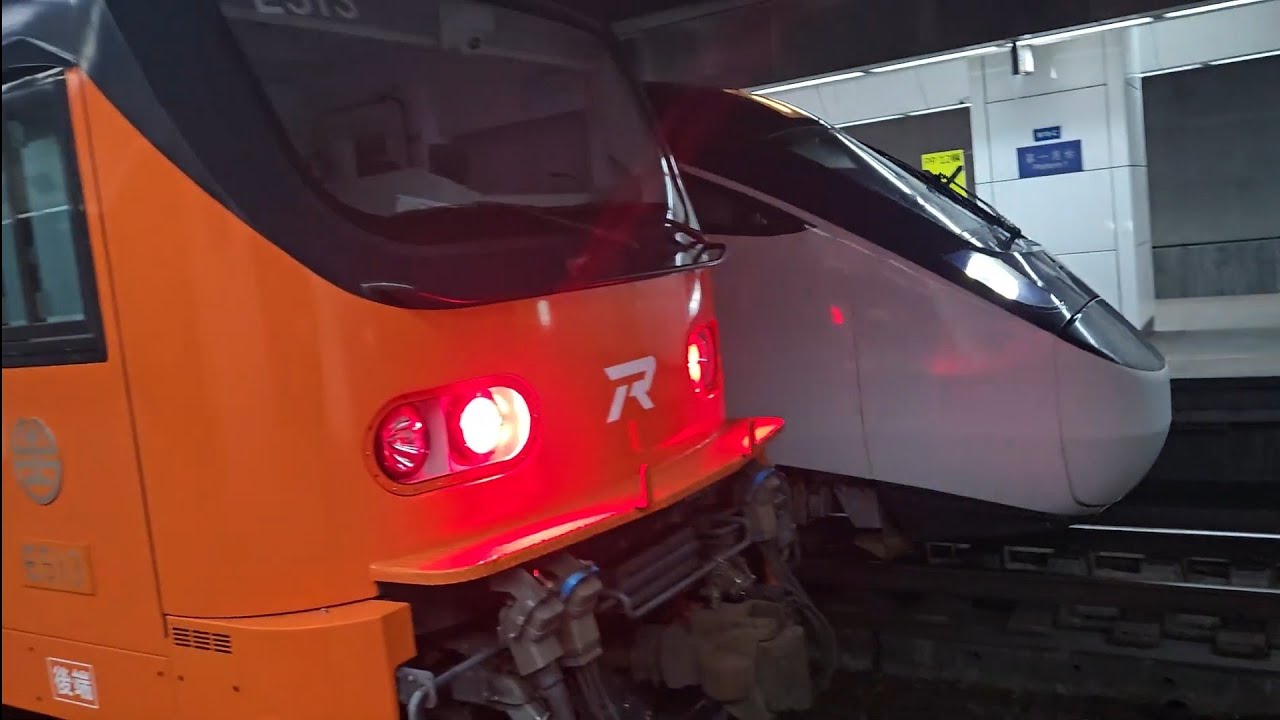 172次潮州開往花蓮的E500型雙電力機車頭E525+十二節PP車廂+E513推拉式PP自強號，和419次台東開往樹林半直達EMU3000型十二輛編組EMU3016皮蛋豆腐騰雲號紅色帶新城際自強號列車