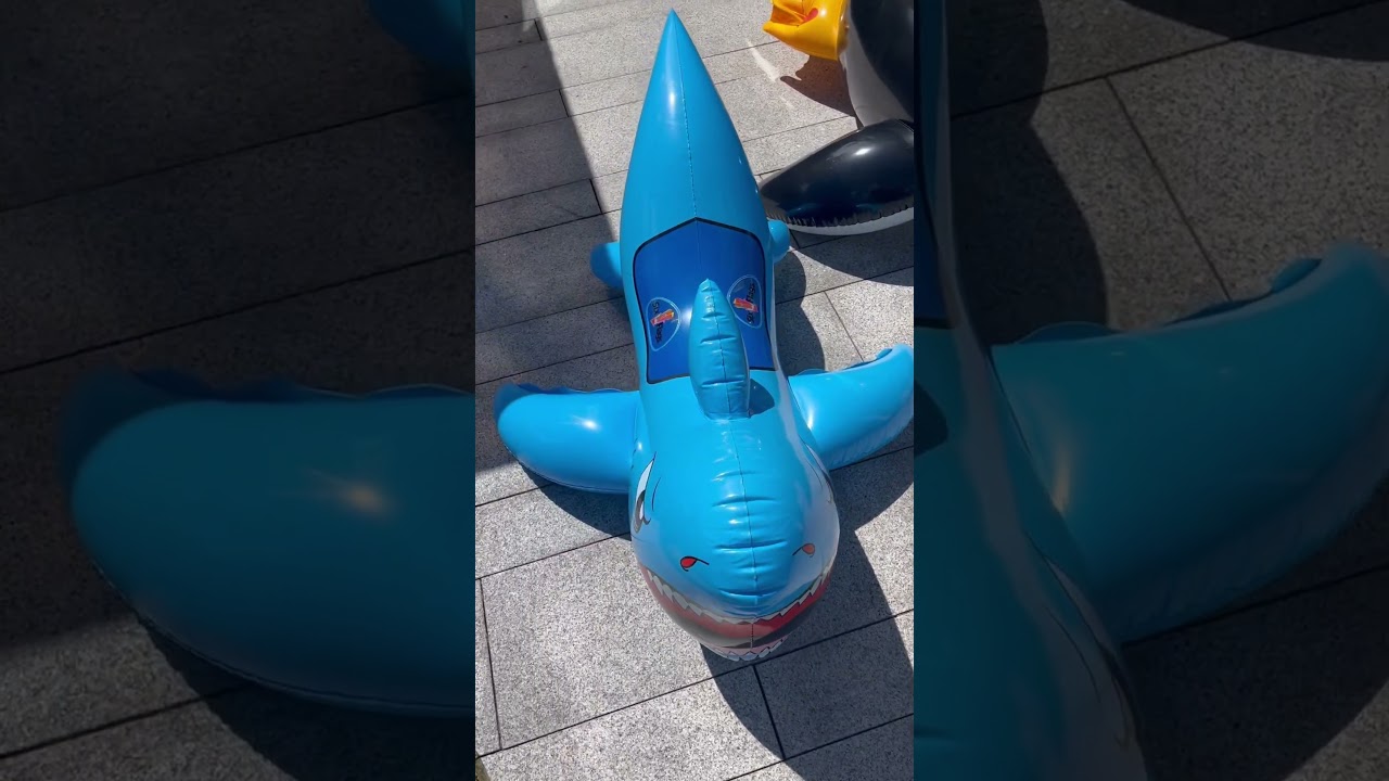 Hot day outside pool toys inflatables overinflated trailer heat stretched Aufblassen Aufblasbar