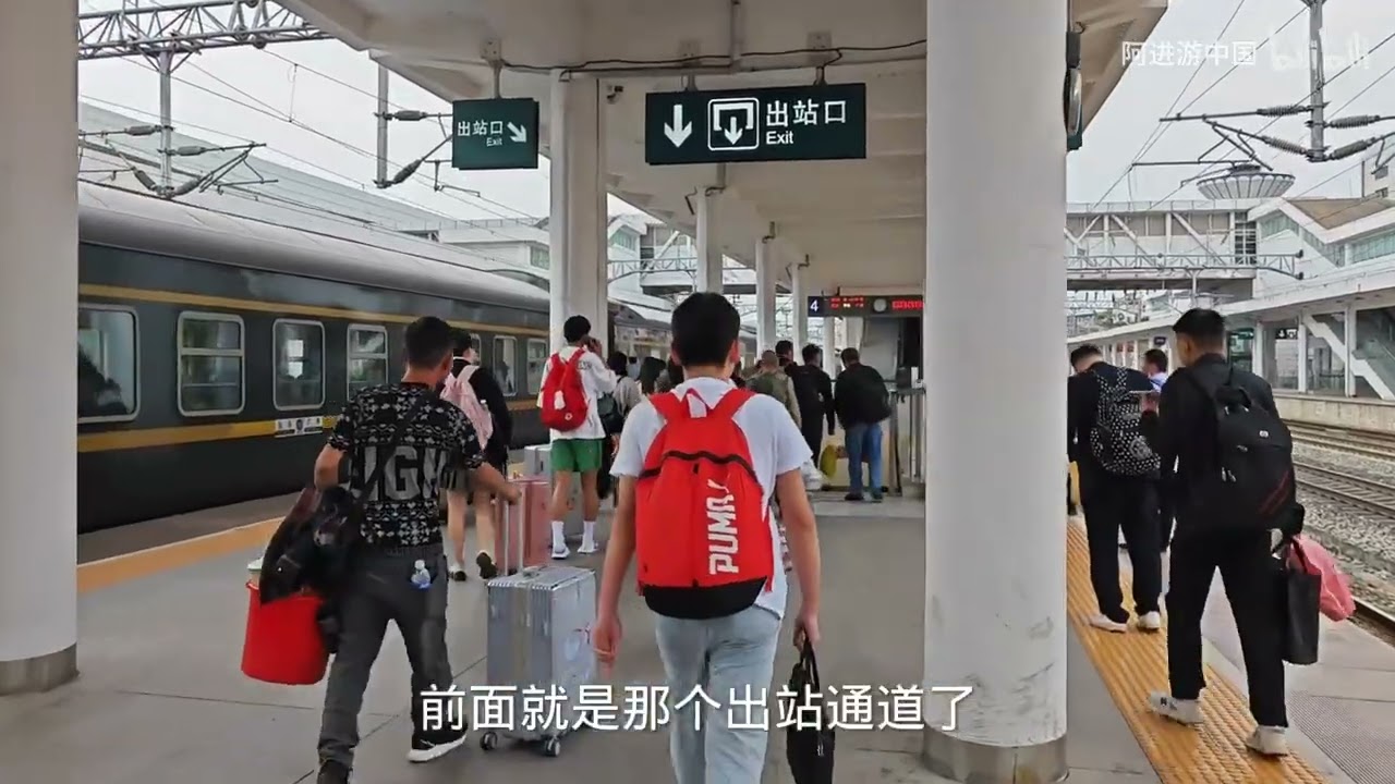 火車進入河南信陽，一下車就被嚇了一跳，沒想到那麼多人