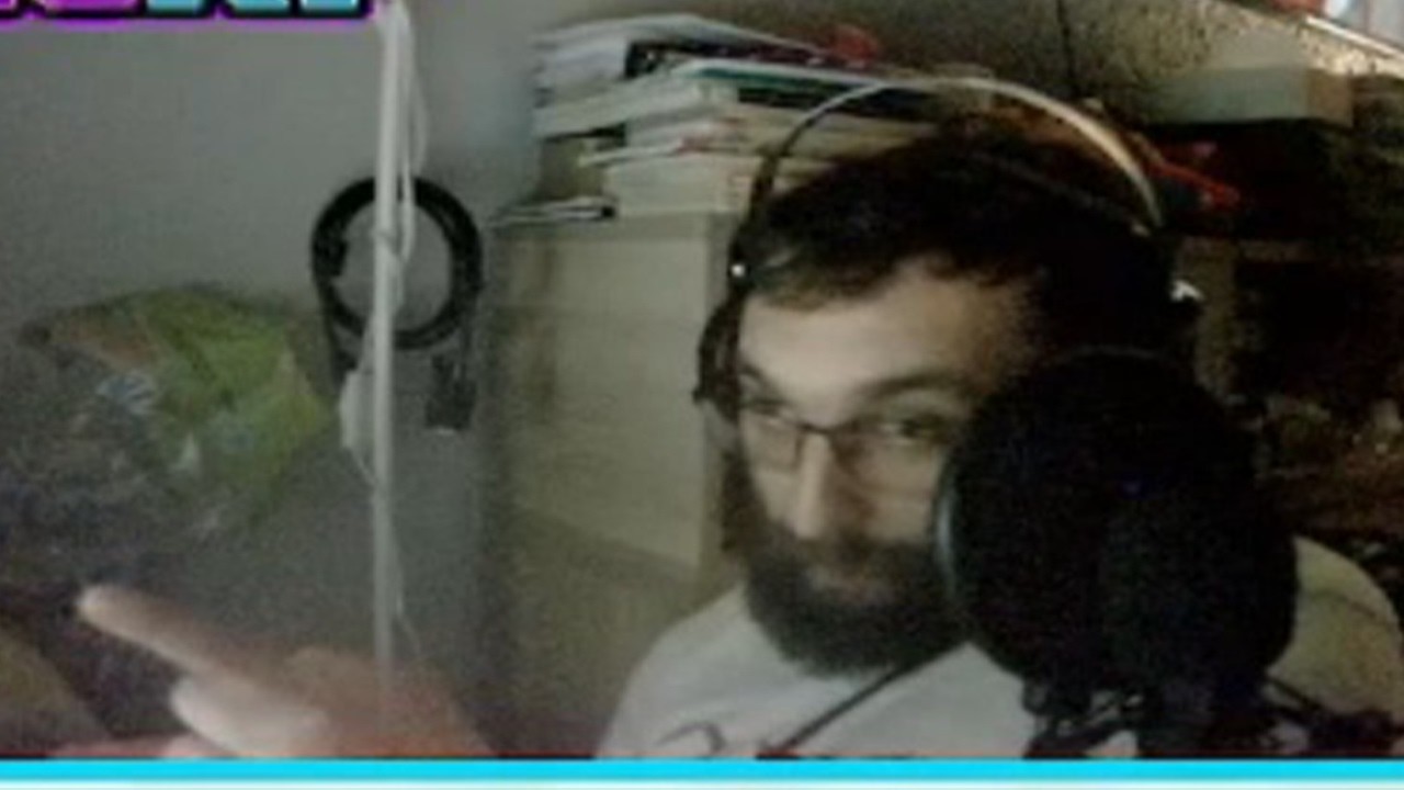 POCZUTY STREAMEREK DOSTAJE NA DZIURE
