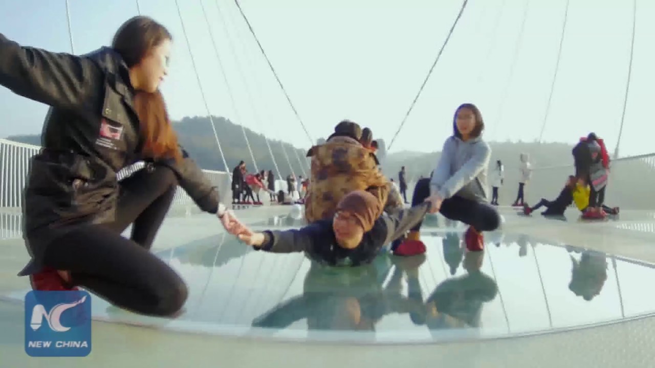 Mannequin Challenge on world's highest & longest glass bridge