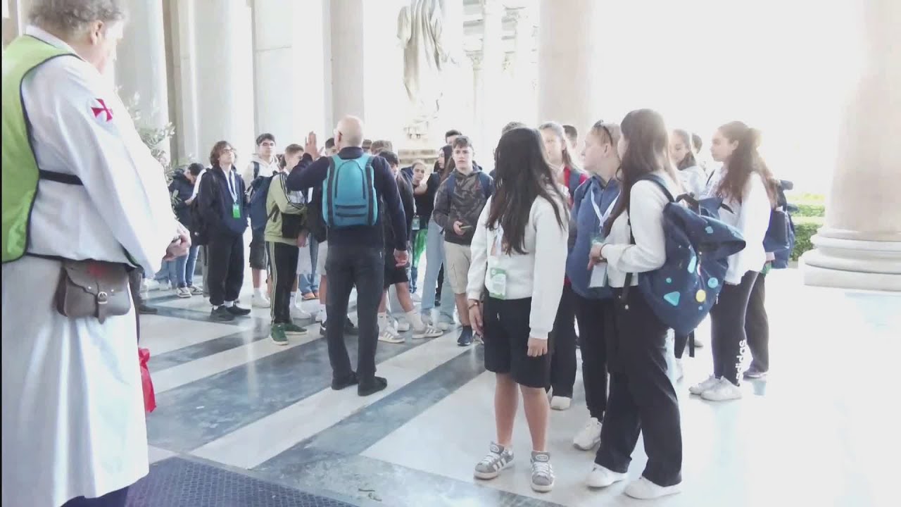 Il passaggio della Porta Santa: gli adolescenti a Roma vivono il loro Giubileo