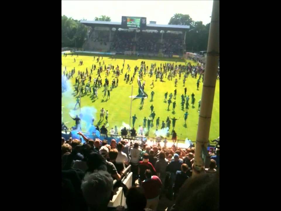 Waldhof Mannheim Aufstieg 2011 Platz wird von Fans gest&uuml;rmt