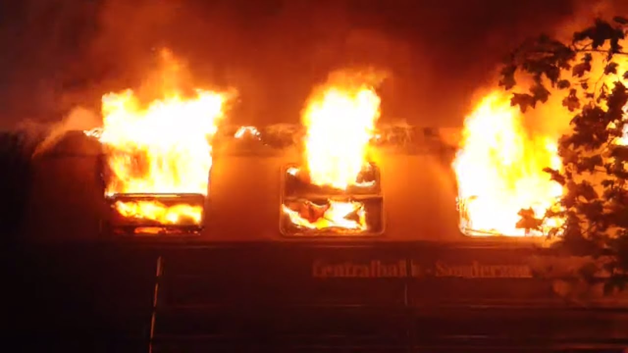 BERLIN: Sonderzug gerät in Berliner S-Bahnhof Bellevue in Brand