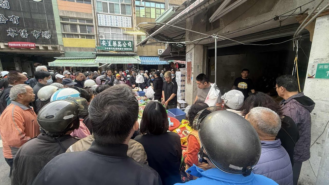 爆蛋小卷不夠賣 直接把客人訂的28盒拿出來賣 關廟市場忠孝街50號 士官長海鮮叫賣 海鮮拍賣 叫賣哥 seafood auction 0207