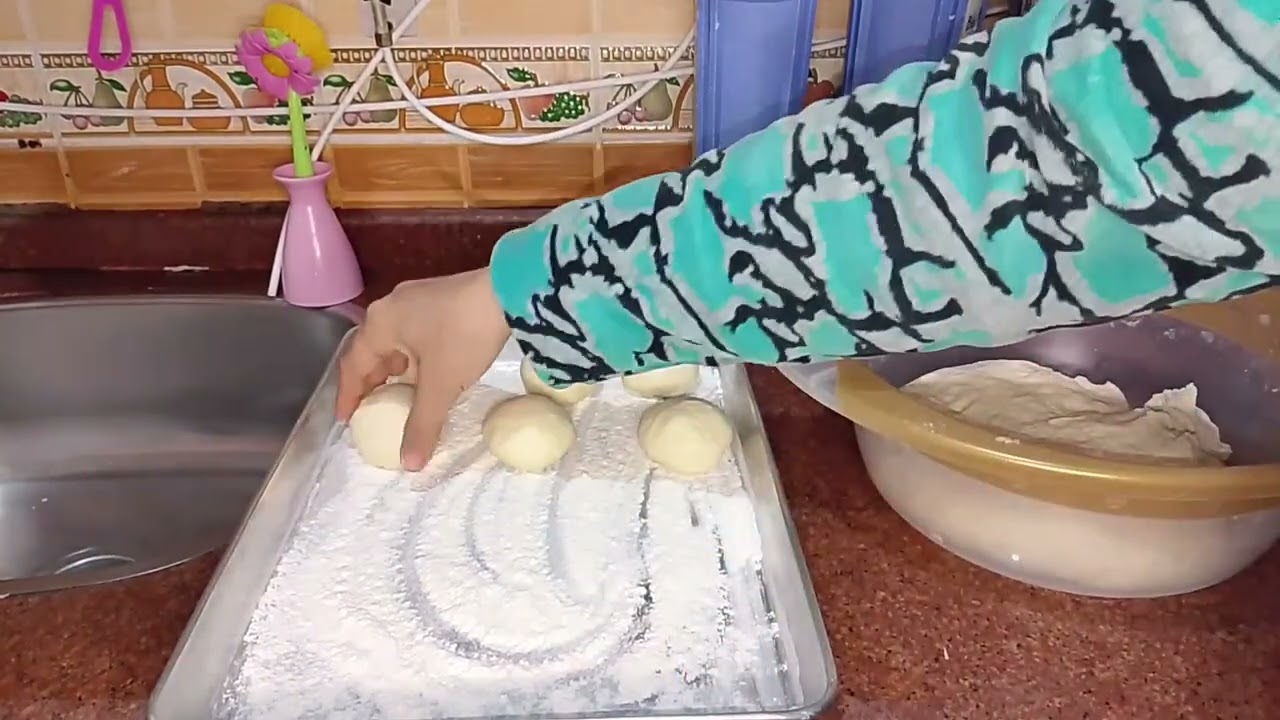 رقاق فلاحى طرى هنعجنه بالسمنه وخض القشطه تحفه بجد اللهم بارك 👍🥰