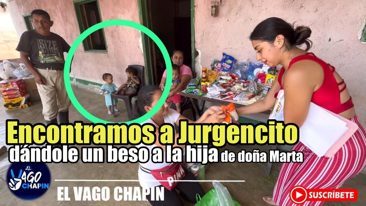 Jurgencito le da un beso a una niña MIENTRAS PAMELA LE ESTÁ ENTREGANDO LOS VÍVERES a doña Marta.