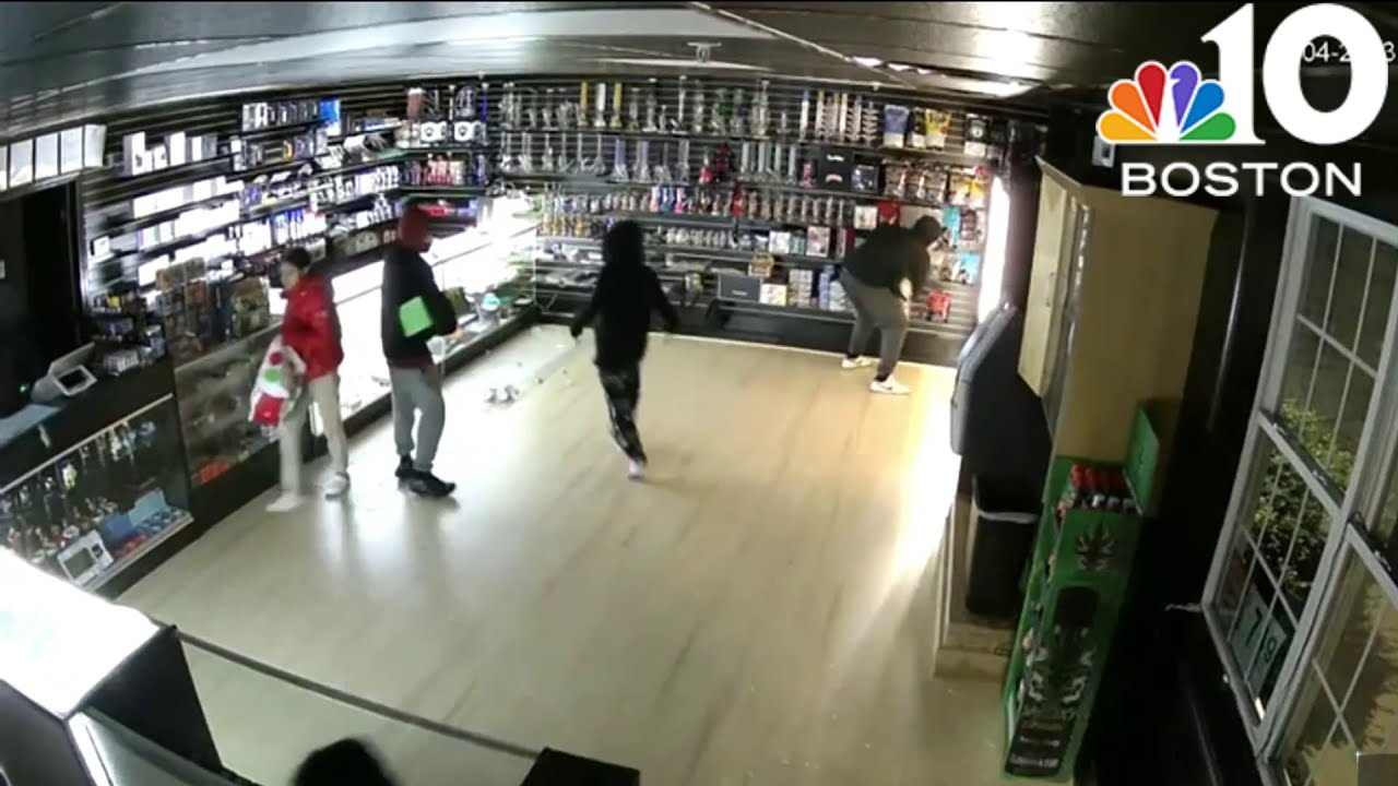 Surveillance footage shows smash and grab theft at Mansfield smoke shop