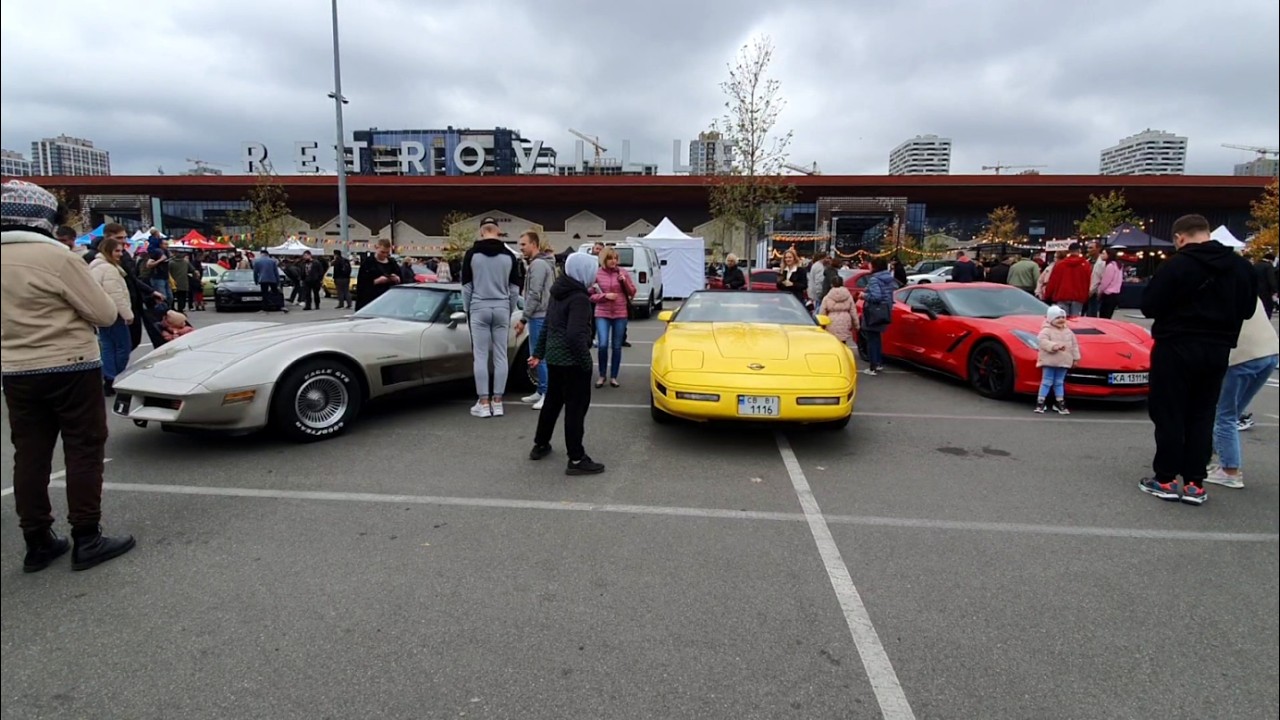 Выставка автомобилей ТРЦ RETROVILLE. Киев 15.10.2023