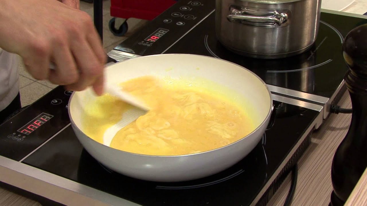 Koken met een plus aflevering 3 Asperges met gerookte zalm, roerei en bieslook botersaus