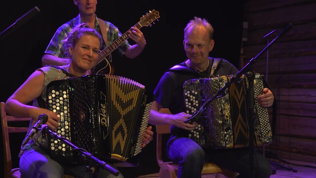 Annika, Håvard og Øivind - 2023 Del 4 - Myrstacken og polka brilliante - Bälgspel vid landvegskanten
