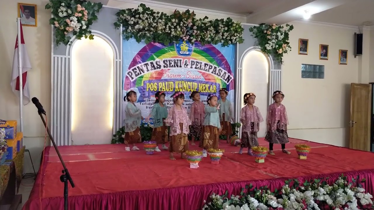 Aleta bersama teman Paud nari 'Mbok Jamu'