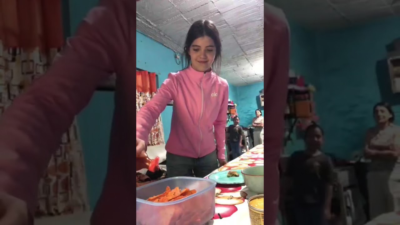 Juego piedra papel o tijera, con comida 