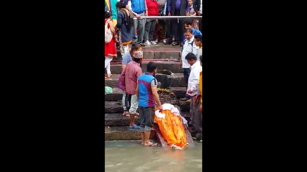 Hindu cremation process  HD