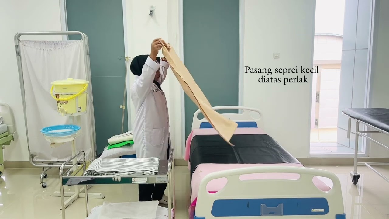 “ Menyiapkan tempat tidur pasien “