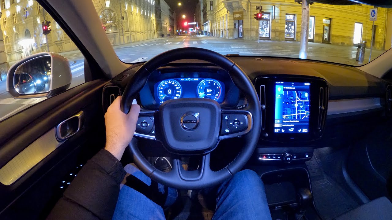 VOLVO XC40 2021 - НОЧНОЙ тест-драйв и обзор от первого лица (T2, бензин 129 л.с.)
