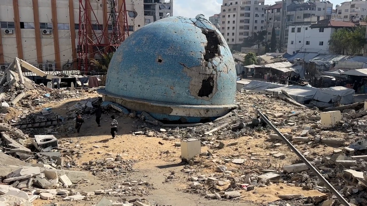 المواطنون في غزة يستقبلون شهر رمضان في ظل دمار واسع بالمساجد التي كانوا يؤدون فيها شعائرهم الدينية