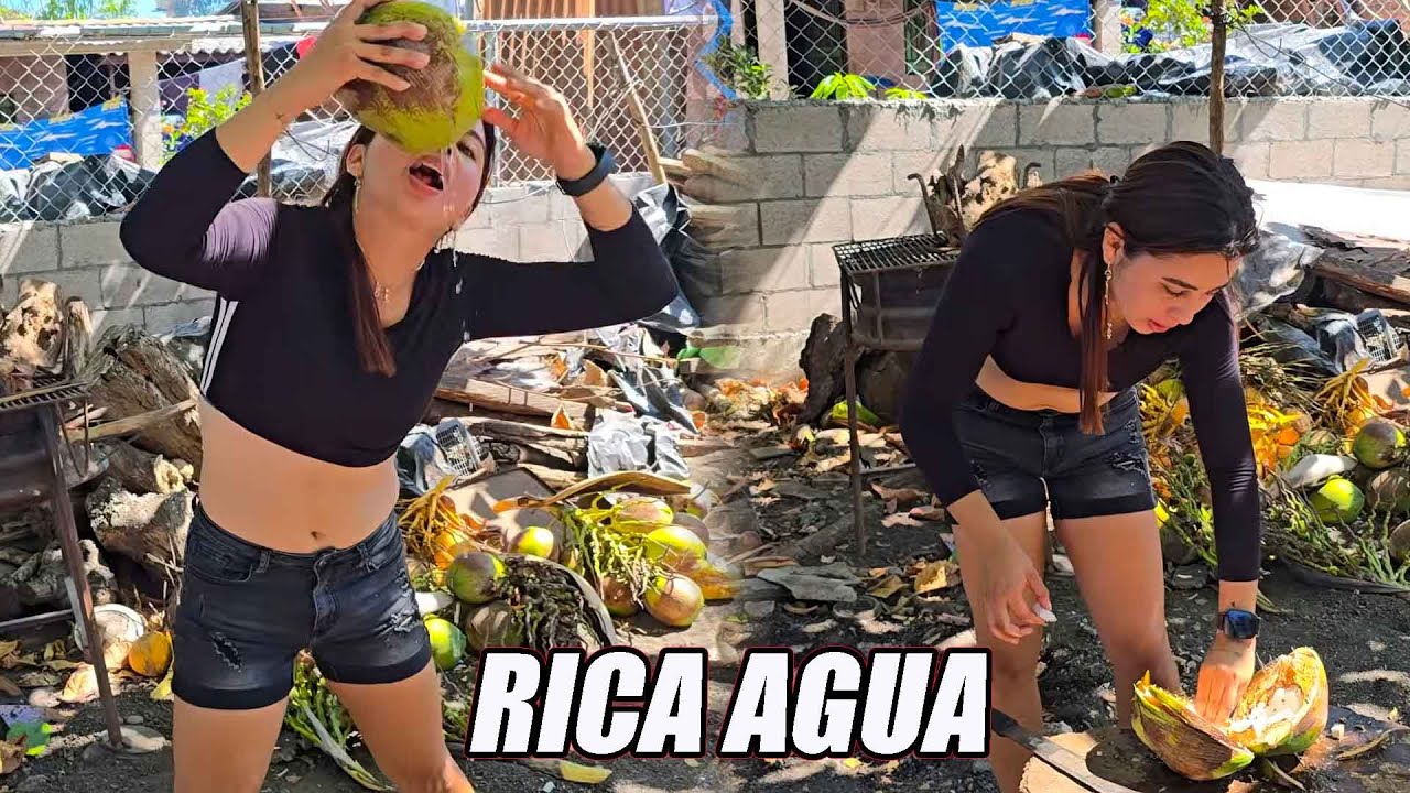 Disfrutando de una rica agua de coco.