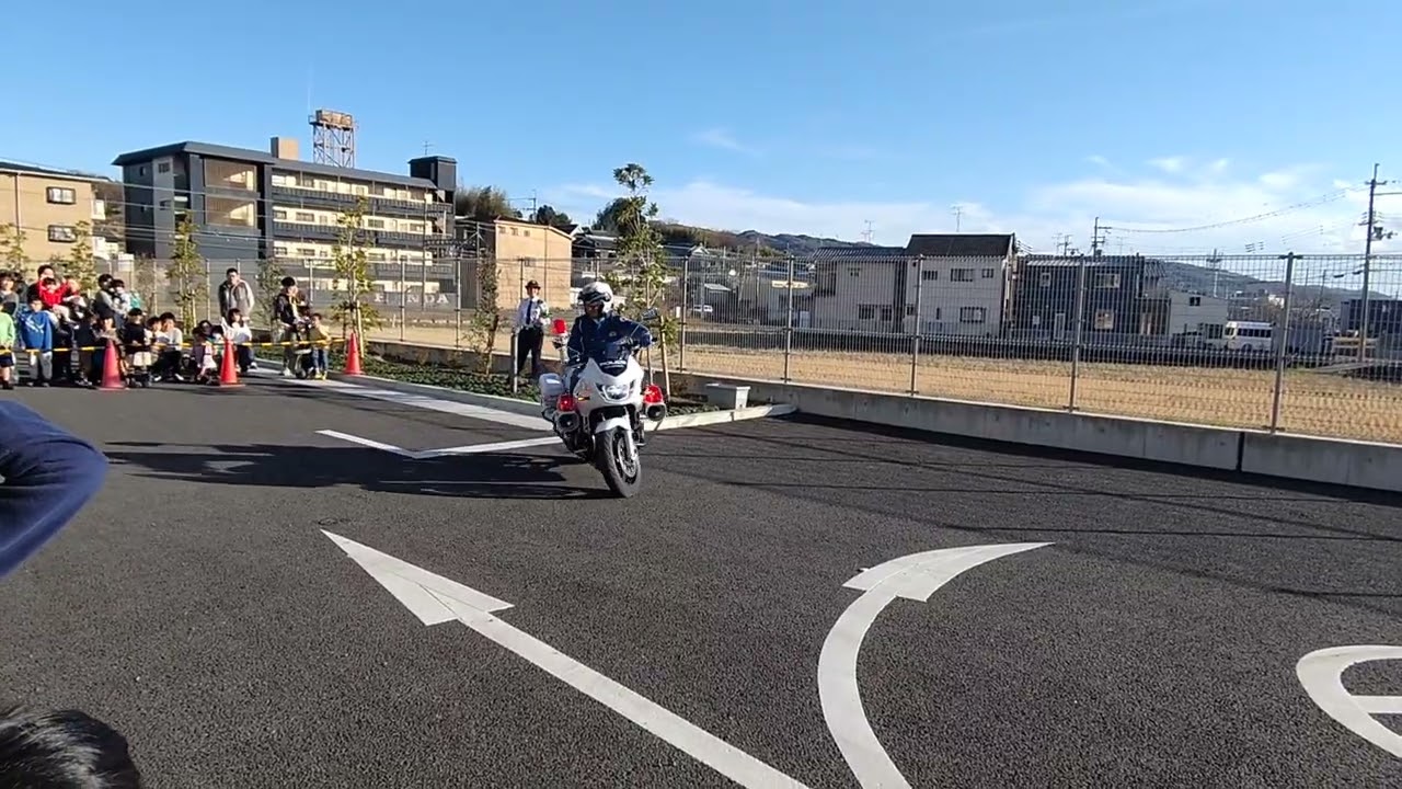 白バイ隊員の走行技術のお披露目です！！（12月20日）『防犯×交通安全×防災　祝1周年！生駒警察署お仕事体験ツアー　見て、触れて、体験して安全を学ぼう！』